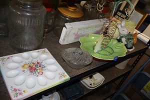 lot 613 image: Easter lot Ceramic egg platter, lettuce leaf platter, bunny ceramics and more