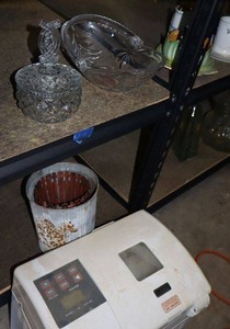 lot 611 image: Clear glass bowls, and bread maker