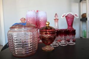 lot 374 image: Pink and cranberry glass lot