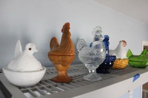 lot 351 image: Glass chickens and chickens on the nest dishes