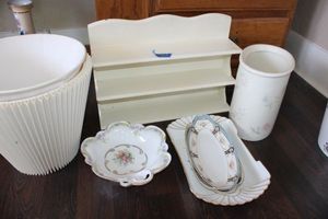lot 419 image: Ceramic trash can, vintage serving plates, wall shelf, and lamp shades
