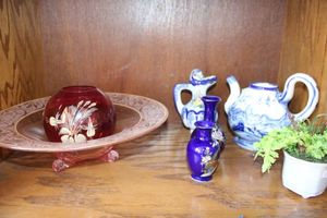 lot 428 image: Small blue and white ceramics, pink glass bowls
