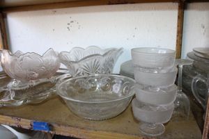 lot 466 image: Clear glass dishware, frosted dessert bowls and large platter