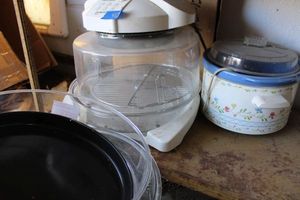 lot 467 image: Flavor Ware oven, crockpot