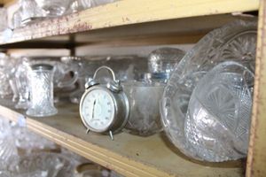 lot 470 image: Crystal and clear glass dishware