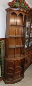 lot 501 image: Wooden curio cabinet and plastic fruit basket
