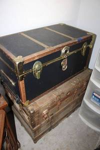 lot 520 image: 2 Storage trunks