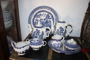 lot 519 image: Blue and white dish set by Churchill and Royal Wessex