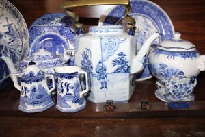 lot 511 image: Blue and white teapot and serving dishes