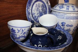 lot 505 image: Blue and white dishware with urn