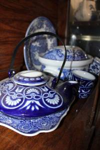 lot 512 image: Blue and white dishes with flattened teapot