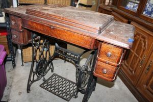 lot 567 image: Vintage Singer sewing table (no sewing machine)