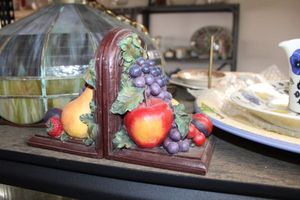 lot 604 image: Stained glass lamp shade, fruit design plates and bookends