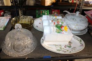 lot 600 image: Crystal dome plate, flower platter, soup tureen, amber glass bowl, see photos