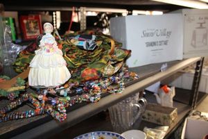 lot 601 image: Hummingbird feeder, beaded fish coat hanger, ceramic Grandmas Cottage, ice shaver