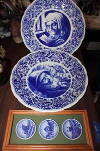 lot 168 image: Wall art and large blue Delft plates (Bring phillips screwdriver to remove)