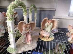 lot 18 image: SERAPHIM CLASSICS - Angel figurines with archways and fences, see photossee photos