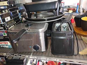 lot 572 image: Kitchen toaster, frying pan