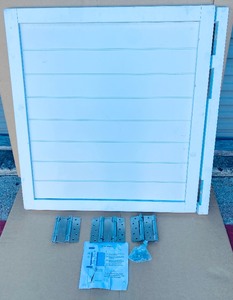 lot 250 image: CafeSalonShop, Entrance Partition Counter Single Swinging Pine Door Approx. 35 x 35 12 x 1 12 - In Condition As Shown - (READ)