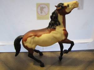 lot 7 image: Vintage Breyer Molding Paint American Mustang  Semi Rearing Mustang bay Overo 828