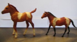 lot 8 image: Breyer Scribbles Paint horse foal #985,   Breyer retired 9015 Quarter horse 1985 - Paddock Pals