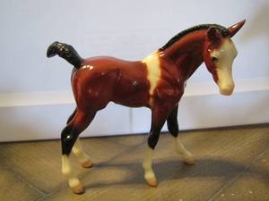 lot 17 image: Breyer horse #700399  Cricket and Willow glossy Pinto  Amber Ashley tour models sr