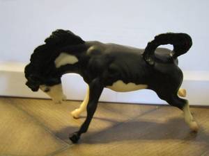 lot 18 image: Vintage Breyer classics #701092  BUCKING BRONCO BLACK PINTO  1992