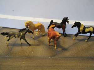 lot 20 image: Miniature Breyer horses  QTY 5