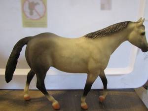 lot 22 image: BREYER HORSE  TRADITIONAL SERIES
