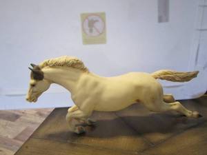 lot 27 image: BREYER - SCARED INDIAN JUMPING Horse