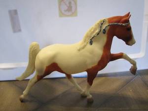 lot 29 image: Vintage Breyer Traditional #913 HIGH FLYER Tennessee Walker 1996