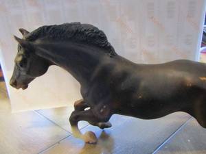 lot 38 image: Breyer horse starlight dark bay jumping