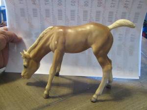 lot 39 image: Pretty pale Palomino Grazing Foal VINTAGE