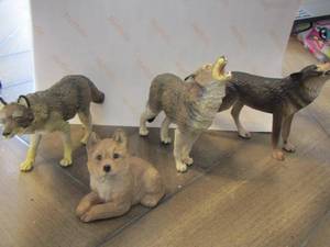 lot 54 image: TIMBER WOLF & BREYER WOLVES , 1 CERAMIC WOLF  - TOTAL OF 4 PIECES