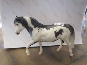 lot 60 image: 1133 Breyer #1180 le magic mans grand slam & red cloud merryleg