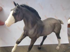 lot 64 image: Retired Breyer Action stock horse foal #1156 Moonbeam Grullo Pinto
