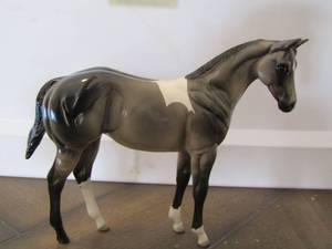 lot 72 image: BREYER  PETER STONE WAEANLING  KILOBYTE HAYNET SR  2002 GRULLA PINTO