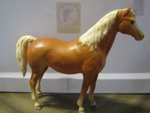 lot 75 image: vintage Breyer Arabian palomino collectable horse