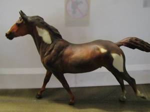 lot 77 image: Breyer horse model 20th Century Fox Thoroughbred Paint Phar Lap 1984
