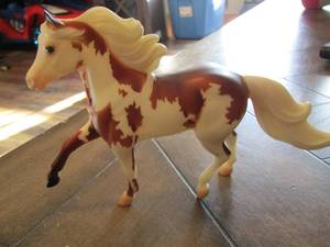 lot 81 image: 1133 Breyer #1180 Le Magic Mans Grand Slam & RED CLOUD MERRYLEG
