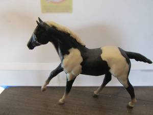 lot 85 image: vintage Breyer molding company pinto foal 1984 - 1985