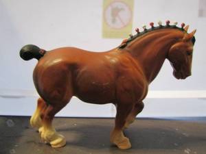 lot 87 image: Breyer vintage traditional Clydesdale stallion #80 bay red white ribbons