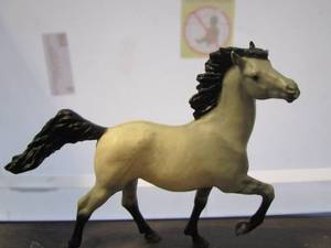lot 95 image: Vintage Breyer horse Spanish Mustang BUCKSHOT 1985