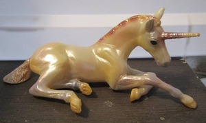 lot 106 image: Breyer Reeves Traditional #3364 Pearly White Unicorn Foal Elidor