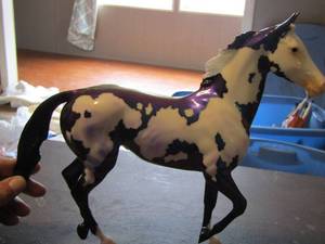 lot 113 image: Breyer mirror image 2007 special back leg is bent so wont stand but easy fix still in good condition resales for approx 500.00