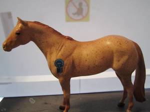 lot 116 image: BREYER CREATIONS ROSIE 2016 VINTAGE COLLECTORS CLUB  MATTE RED ROAN -BLUE RIBBON STICKER