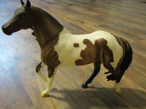 lot 126 image: Breyer Horse model Gideon COLLECTORS CLUB 2016  AMERICAN PAINT