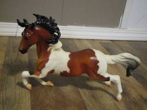 lot 124 image: Breyer horse TREASURE HUNT  2007 Silver mold bay pinto traditional mold #1300