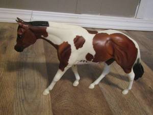 lot 122 image: Breyer Horse SAVANNA DIAL BAY PINTO -Rugged Painted Lark from the Linda Walter estate