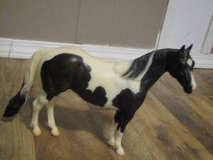 lot 121 image: PETER STONE  - BROWN & WHITE HORSE 1999